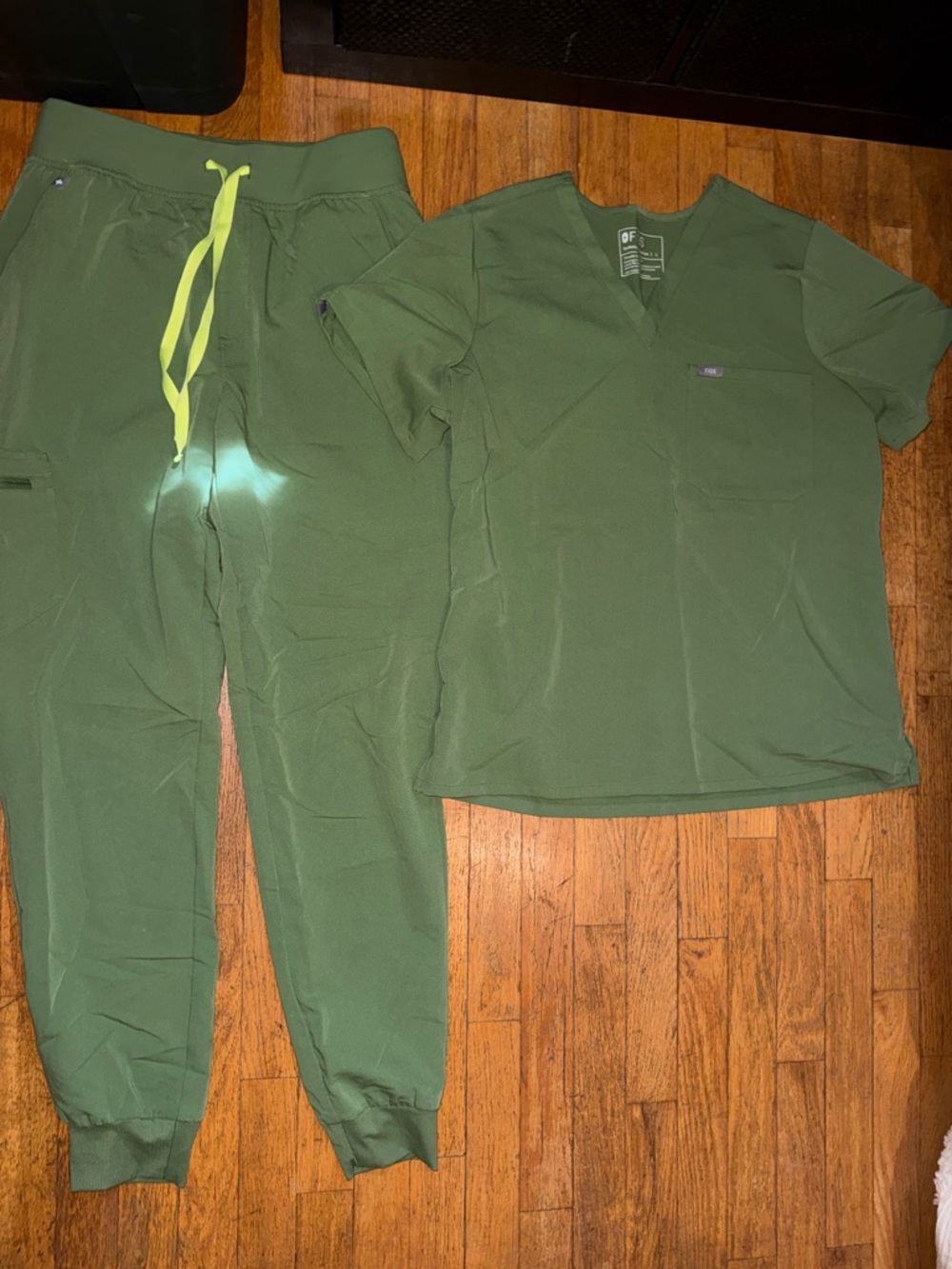 Figs Green Medical Scrub Top (Large) & Jogger (Medium Tall) Set